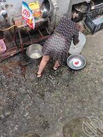 打胶某县城小餐馆臭脚熟女高跟鞋1