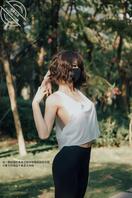 就喜欢把逼露出来---董小姐经典露出系列，不穿内衣跑步还勾引路人去卫生间1