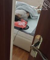 偷拍姐姐一边看毛片一边自慰