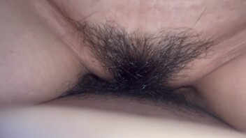 骚逼老婆，水多鲍肥。有没有想玩的，老婆喜欢看评论