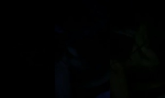 偷偷溜到小少妇家 黑到只能手机打灯