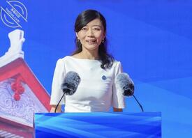 偷拍年轻175美女大学教授的大长美腿，私下的短裙与掉落的内衣肩带2