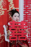 我有三个漂亮的姐姐，想跟她们乱伦，现在介绍一下我的二姐0