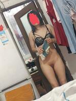 我老婆，想看别人艹她，胸小了一点，逼还可以