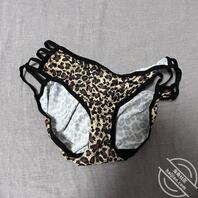 闻着妈妈的内衣，射在了妈妈的内裤上