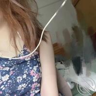 国庆期间表妹来玩，被偷偷我下迷药弄了，没想到年龄不大小逼被干的不少。