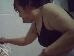 真实偷拍骚岳母洗澡（没想到岳母的奶子还蛮嫩的）1