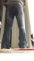 【福利】变态女人在商场厕所穿牛仔裤漏尿，看的我都硬了