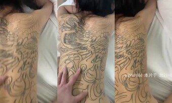 郑州大战00后纹身花背女