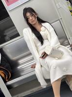 地铁偷拍少妇，微胖奶大，颜值抗打1