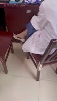 医院偷拍肉丝高跟女同事挑鞋