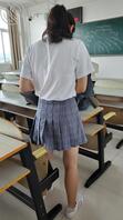 有内衬的百褶裙也能抄底