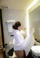 酒店门口偷听被暴力打桩的艾婷婷1