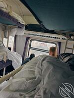 火车卧铺女大鞋子打胶