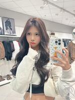 绿帽儿子贡献骚逼妹妹 榨精脸大臭脚求野爹羞辱合照0