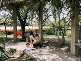 就喜欢把逼露出来---小姐姐公园全裸露出，睡觉的路人要是醒了，会是啥样2