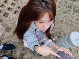 偷拍没有穿内衣的路人小姐姐