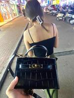 小姨子的屁股身材都很棒，一直在想办法偷拍他1