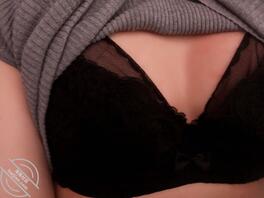 想操姐姐 趁姐姐睡着看姐姐手机 给别人发的内衣照 后面带姐姐现实照片1