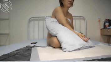 儿子给妈妈按摩按到了逼上2