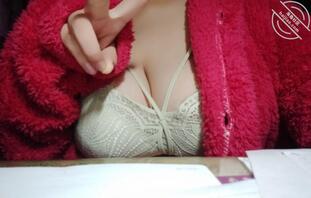 刚成年的女高，缺少爸爸揉我的奶子。好寂寞1