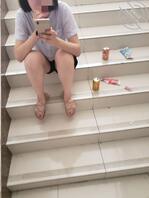 教室偸拍女老師的肉白腿?0