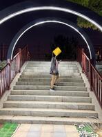 带骚母狗真空出门，逛逛德州的人民公园，因为露出太早了，还被人看见了