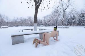 就喜欢把逼漏出来---你绝对没见过这么胆大的，雪地里全裸漏出，还有个大爷2