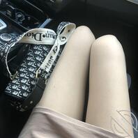 包臀裙女大学生自拍故意走光给你看