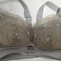 玩老妈刚换下来的原味奶罩1