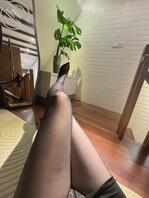 姑姑穿着丝袜高跟鞋，用丝袜脚给我足交。但是我还是喜欢穿护士服0