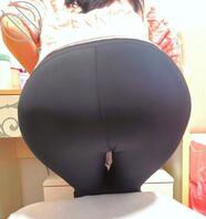 被嫂子发现偷拍她的大屁股，但却绕过了我是不是对我有意思1