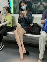 地铁上偷拍的特别是第一张真的想拿起来放嘴里吃了太有味道了1