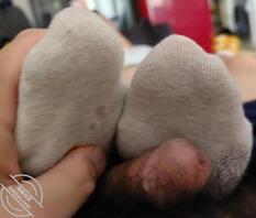一天不操脚，就得难受一整天…玩玩姐姐的脚丫子，玩射了…可惜，让小母狗逃了0