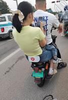 街拍白袜少妇