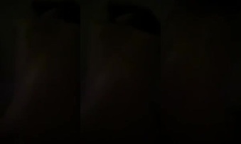 别人的女朋友，没开灯拍的。。。