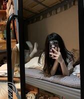 反差女友天天在宿舍发骚照诱惑我，鸡巴涨的不行，互享女友的来0