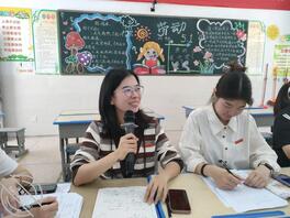 娇小萝莉身材身边朋友小只马母狗