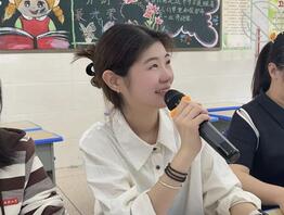 娇小萝莉身材身边朋友小只马母狗1