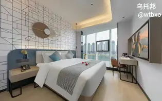 爱度创想酒店 曝光做爱在落地窗前不拉窗帘干逼被偷拍曝光到群里面，该说不说这些哪位狠人这么大胆0