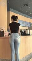 奶茶店买东西的，牛仔裤极品大屁股美女 偷拍