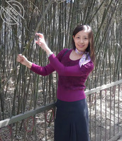 早期在济南泉城广场，大明湖等照片，线上找她的资料0