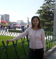 早期在济南泉城广场，大明湖等照片，线上找她的资料1