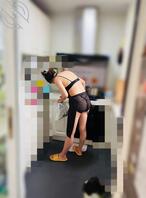 长腿肥臀人妻，光着身子给你们做饭！2