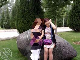 绿母之射到骚妈臭脚上，露脸老妈刘小凤0