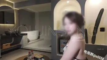 摄影大神十月最新福利，新娘装口爆颜射，绝对颜值的御姐，初次试境很耐操叫声好听0