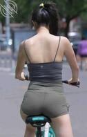 街头短裤女神 “灰调杀”！她穿搭细节炸场，好身材藏不住！
