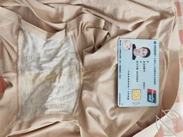 潜入00后单身白领的出租屋，意外发现小姐姐丢到垃圾桶的原味内裤