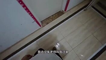 去小朱老师家里她老公居然在家，她带我去天台，紧张刺激的氛围里猛干骚穴并内