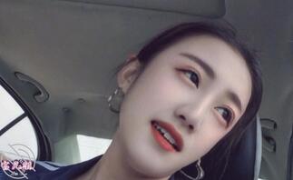 朋友的骚妻，算不上漂亮。但是感觉她好骚，大家一起射屏她。1